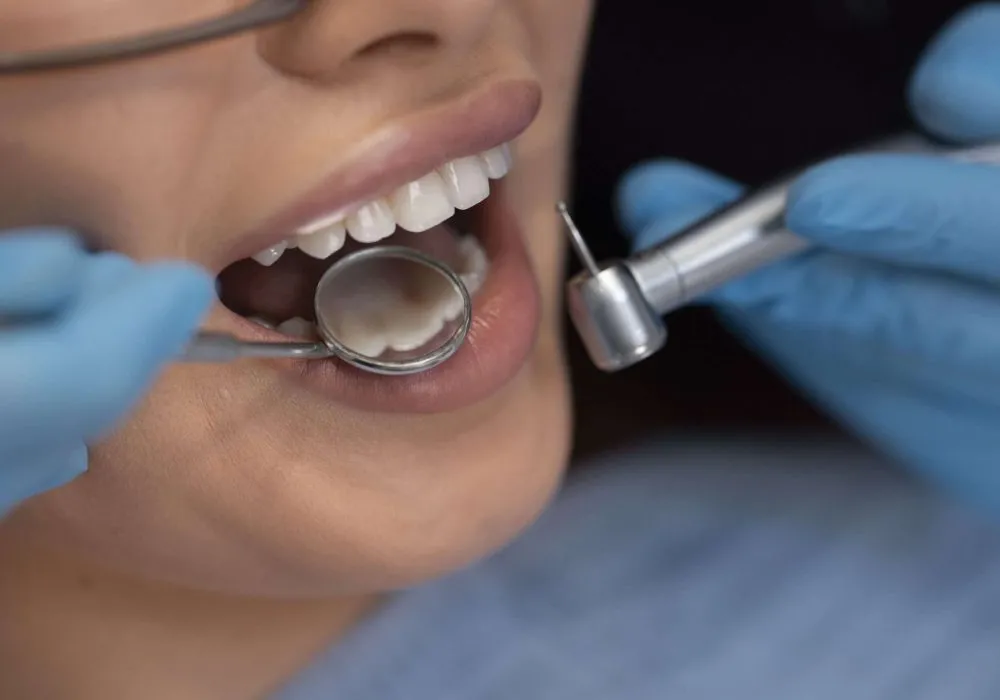 close-up-de-dentista-usando-instrumentos (1)
