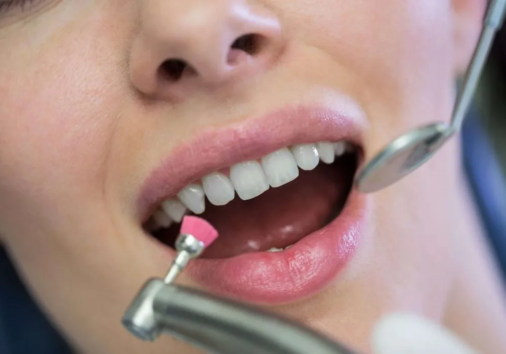 dentista-examinar-uma-paciente-sexo-feminino-com-ferramentas (1)