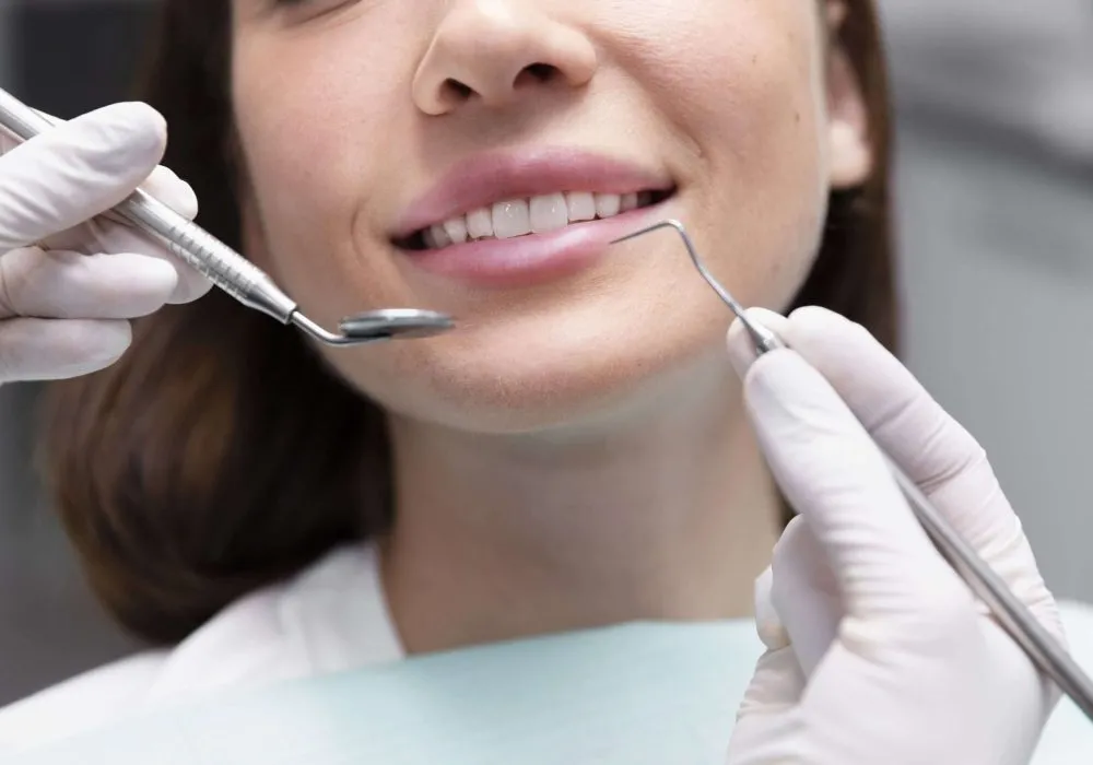 feche-o-paciente-sorridente-na-consulta (2)